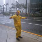 Un hombre lucha contra la fuerza de Irma en las calles de Miami, el 10 de septiembre de 2017.