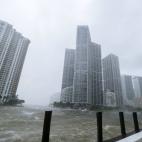 El agua se agita en el punto en el que el Miami River se une a la bah&iacute;a Vizca&iacute;na, en Miami, el 10 de septiembre de 2017.