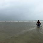 Larry Mewers se ba&ntilde;a en Bonita Springs, Florida, el 10 de septiembre de 2017, a la espera de la llegada del hurac&aacute;n Irma.