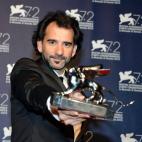 Pablo Trapero, el director argentino, con su León de Plata.