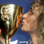 Con su Copa Volpi a la mejor actriz durante la ceremonia de clausura del 72º Festival de Cine de Venecia