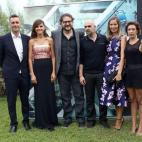 De izquierda a derecha, el productor Borja Peña, la actriz Goya Toledo, el director Dani De La Torre, el actor Luis Tosar y las productoras Emma Lustres y Mercedes Gamero, en la presentación de El Desconocido en Venecia.