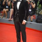 El actor protagonista de Everest con un esmoquin de Salvatore Ferragamo, durante la ceremonia de inauguración de la 72 edición del festival de Venecia.