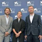 Pilou Asbaek, Tobias Lindholm y Tuva Novotny en el photocall de 'Krigen'.