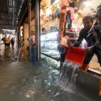 Un tendero achica agua de su tienda en Venecia, Italia. Seis regiones italianas est&aacute;n en alerta roja por el fuerte temporal y las intensas lluvias que est&aacute;n azotando el pa&iacute;s en las &uacute;ltimas horas y que han provocado el...