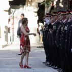 La presidenta del Parlament, Carme Forcadell, junto al Major de los Mossos d'Esquadra Josep Lluis Trapero, a su llegada a la ofrenda floral al monumento a Rafael Casanova.