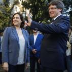 La alcaldesa de Barcelona, Ada Colau, y el president de la Generalitat, Carles Puigdemont, en la ofrenda floral.