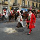 Personajes caracterizados de 'La coronela' participan en la ofrenda floral al monumento a Rafael Casanova.