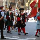 Personajes caracterizados de 'La coronela' participan en la ofrenda floral al monumento a Rafael Casanova.