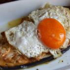 En esta receta se sustituye la carne picada por jamón de pavo, jamón ibérico y taquitos de queso Gouda. Consulta los pasos en Cookpad.