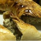 Se prepara con berenjenas, ricotta, queso rallado, pimienta, huevos y masa de hojaldre. Puedes ver la receta en Cookpad.