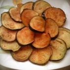 Sólo se necesitan berenjenas, harina para freír, aceite y sal. Mira aquí la receta.