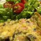 Lleva también puerro, huevos, crema de leche, jamón cocido, mozarella rallada y hojaldre. Mira aquí la receta completa.