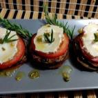 Se prepara con berenjenas, tomates, queso de cabra, ajo, perejil y aceite de oliva. Puedes ver aquí la receta completa.