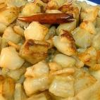 Sólo se necesita ajo, guindilla, sal y aceite de oliva. Mira aquí la receta.