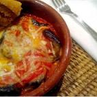 El queso manchego, tomate frito casero, pimienta negra, sal y aceite de oliva. Ésta es la receta completa.