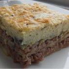 También lleva carne de cordero, tomates maduros, cebolla, laurel, queso parmesano, salsa bechamel, patatas y queso rallado. Puedes ver la receta en Cookpad.