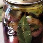 Se prepara con vinagre blanco, sal gruesa, laurel, menta, ajo, cayenas y aceite de girasol o soja. Ésta es la receta.