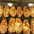 Con magro de cerdo, ternera, cebolla y tomate frito. Aquí puedes ver la receta completa.