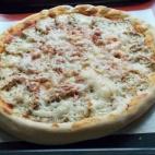 La masa es casera y el relleno está compuesto de tomate frito, berenjenas , bacon, queso rallado y queso crema. Mira aquí cómo prepararla.