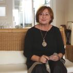 María José Sánchez sostiene la corbata de su abuelo José.