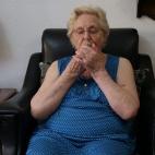 Pepica Celda, con la botella de su padre.