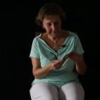 Amelia Hernández, con la foto que guardaba su abuelo Manuel.