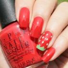 El rojo es color sexy por excelencia, pero esta es una manera muy fresca de darle un aire mucho más dulce a tus manos. Vía I Love Nail Polish.