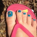 Y no te olvides de los pies, por favor. Este divertido diseño también luciría bien en tus manos. Vía Pinterest.