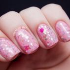 El rosa le va bien casi a todas las manos, pero cuando añades brillo el resultado es aun mejor. Vía Chalkboard Nails.