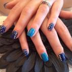 Esta es una manera muy original y chic de transformar el barniz azul en una delicada obra de arte. Vía Flickr:Eye Candy Nails Nic Senior.