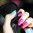 Píntate cada uña de un color para llamar la atención. Vía Flickr:Katya Zoom.