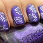 Esta es una manera muy bella de plasmar la naturaleza en tus manos. Vía The Dutch Nail Blog.