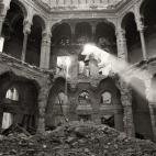 Junio de 1993. La cruz penetra en la destrozada Biblioteca de Sarajevo, atacada por la artillería serbia durante el cerco de la ciudad en la guerra de Bosnia-Herzegovina, entre 1992 y 1996.