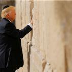 Donald Trump se ha convertido en el primer presidente de EEUU en activo en visitar el Santo Sepulcro y el Muro de las Lamentaciones, lugares sagrados del Cristianismo y el Juda&iacute;smo, en la Ciudad Vieja de Jerusal&eacute;n, en lo que la com...