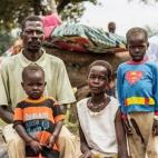 Michael T., 42, e seus três filhos esperam para ser realocados do centro de recepção de refugiados Ocea para o campo Bidi Bidi. “Estava em Juba com minha família em 7 de julho. Por volta de 10h, ouvimos tiros. As pessoas ficaram confusa...