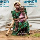 “Fugimos. Mas não estamos em paz. Pensamos nas vidas de quem ficou para trás. Pensamos nos familiares e amigos que não podem sair de seus vilarejos.” Joy M. tem 28 anos. Ela veio com sua filha. O marido ainda está preso em Yei. “Em ...