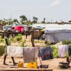 Uganda adota uma abordagem pioneira para o gerenciamento e a proteção dos refugiados, integrando os recém-chegados à população local. Os refugiados recebem terras para construir novas casas e plantar, numa tentativa de diminuir a dependên...