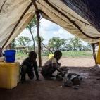 “Tivemos o caso de um menino de 9 anos que estava viajando com seu irmão de 2 e teve de enterrá-lo porque ele morreu na viagem”, disse um integrante da ONG Medical Teams International no ponto de coleta Elegu. Campo de refugiados Pagirin...