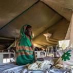 Equipes do Medical Teams International oferecem cuidados básicos de saúde, garantindo que as crianças estejam imunizadas e procurando sinais de desnutrição. Todo o trabalho é realizado em centros de recepção e campos de refugiados. C...