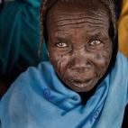 Todas las mujeres hablaban con ella en voz alta. La llamaban Hajje. Sus oídos no eran los de antaño. No sabía su edad. Tuvo que huir en 2003 y regresó a Tawila, su pueblo, años más tarde. Lucía el porte de una gran dama. Ese día no habí...