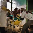 Barakat da a luz a su pequeño en Mejo, Etiopía.