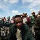 Escaparon de Mushaki cuando las milicias rebeldes atacaron la aldea y mataron a varios vecinos. Casi 700 personas habían llegado a este campo improvisado, hacía un par de meses, huyendo de las milicias de Laurent Nkunda. Sobre la tierra volcá...