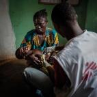 En Bouca, los equipos de MSF tuvieron que ser evacuados después de recibir serias amenazas por parte de los grupos armados que controlaban la zona. Fueron testigos de ataques contra la población, ejecuciones sumarias, asesinatos, agresiones a ...