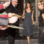 Firmando autógrafos a sus admiradores, el domingo 13 de septiembre en el Festival de Cine de Toronto.