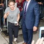 Saludando a sus admiradores, el domingo 13 de septiembre en el Festival de Cine de Toronto.