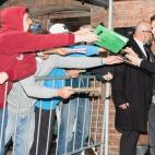 Firmando autógrafos a sus admiradores, el domingo 13 de septiembre en el Festival de Cine de Toronto.