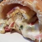 Se elabora con masa de pizza americana (tipo pan) y lleva jam&oacute;n cocido, serrano, chorizo, queso y huevo. Si te apetece probarlo, estos los pasos para preparlo.