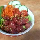 Esta es una forma distinta de preparar una ensalada porque los ingredientes se presentan de la manera m&aacute;s vistosa posible en un bol. Puedes leer la receta en CookPad.