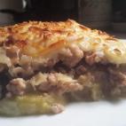 La berenjena es la base de este plato, que se hace en cinco pasos y que tambi&eacute;n lleva carne picada, cebolla y queso. Si la haces grande, tendr&aacute;s para varias raciones.